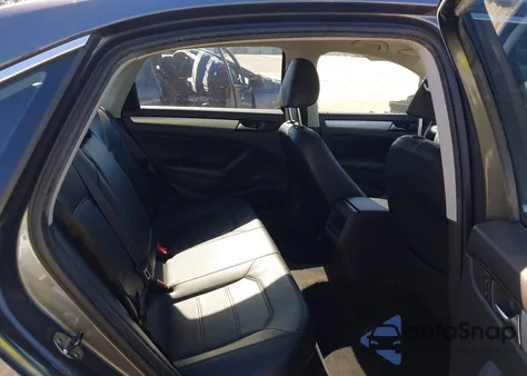 2012 Volkswagen Passat 2.5L Se z USA, uszkodzony, nr VIN 1VWBP7A31CC063601